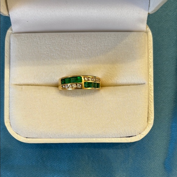 Elegant 14KT YellowGold Emerald and Diamond ring - Picture 2 of 9